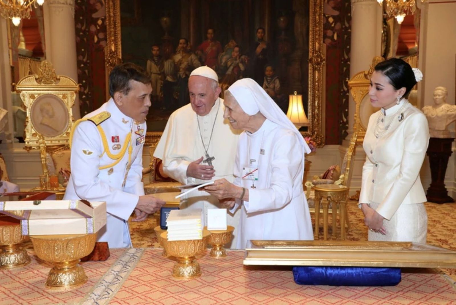 Francisco y su traductora, Ana Rosa, en la reunión privada  con el rey Rama X y su esposa Suthida