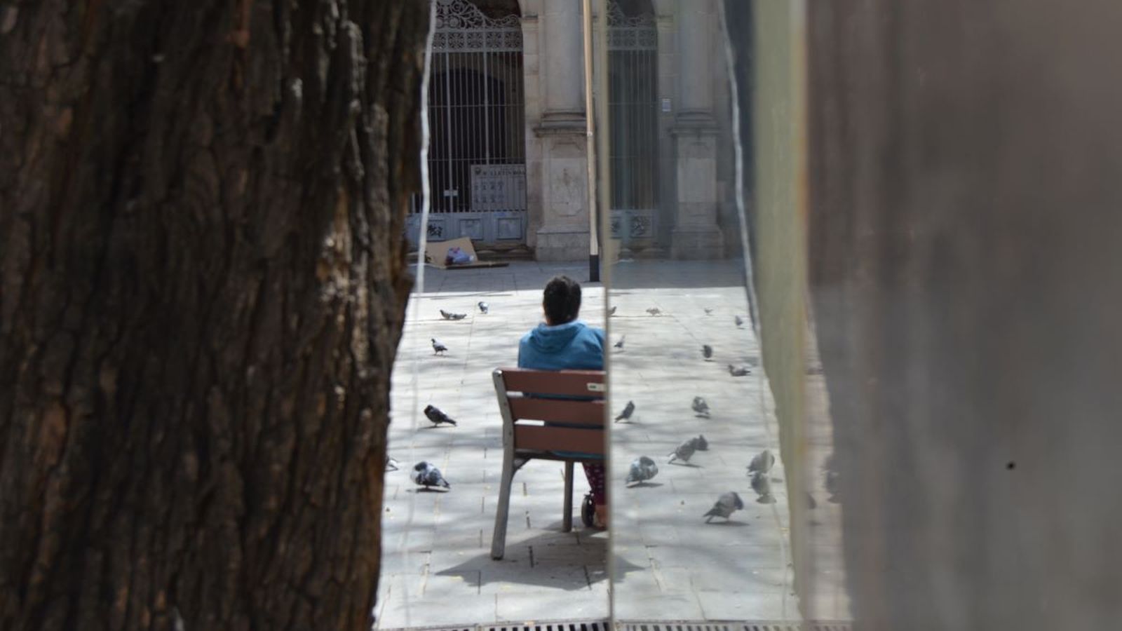 Vecinos y trabajadores de la plaza de Sant Agustí siguen con expectación los preparativos para la visita del papa León XIV al Raval.