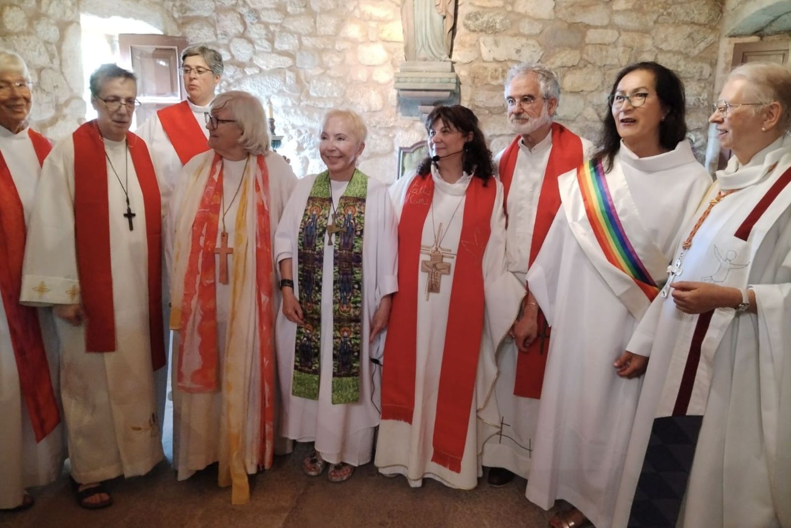 Obispas y presbiteras con la nueva obispa al final de la celebracion