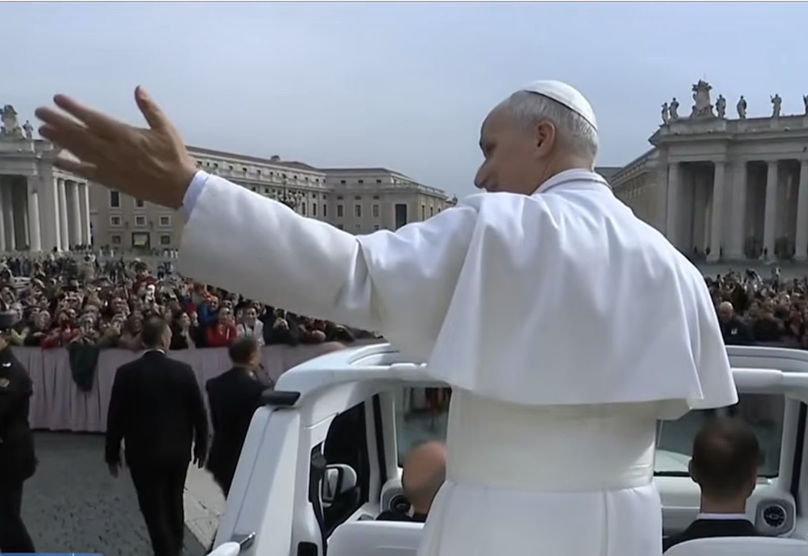 León XIV, en su vuelta por la plaza de San Pedro en el papamóvil