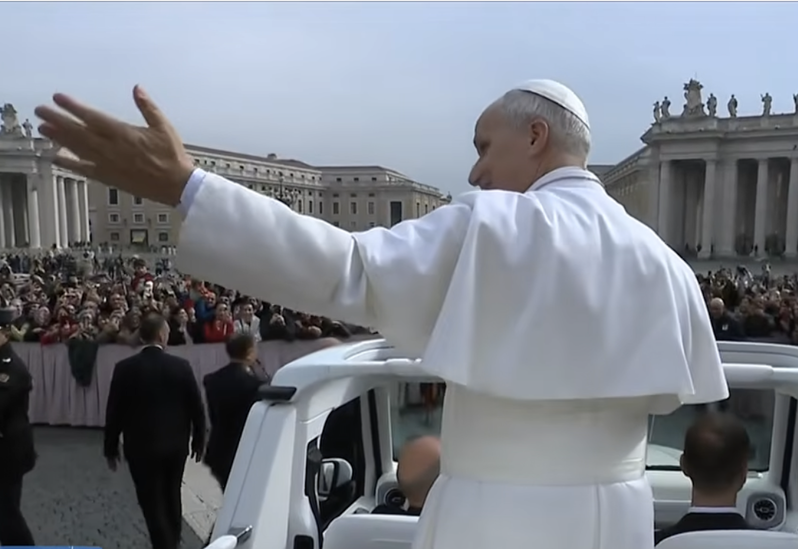 León XIV, en su vuelta por la plaza de San Pedro en el papamóvil