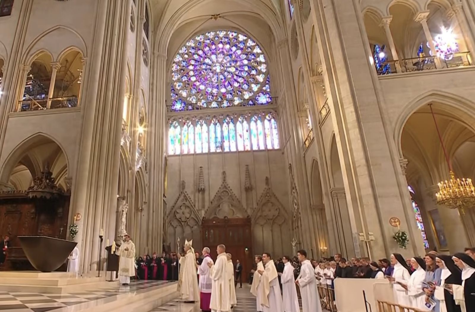 León, junto al altar en Notre Dame