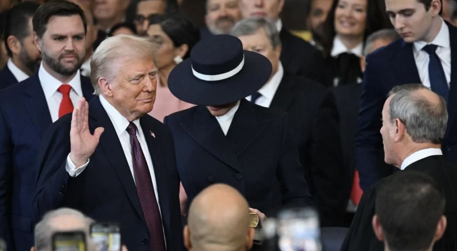 Trump, junto a Melania, jura la Constitución