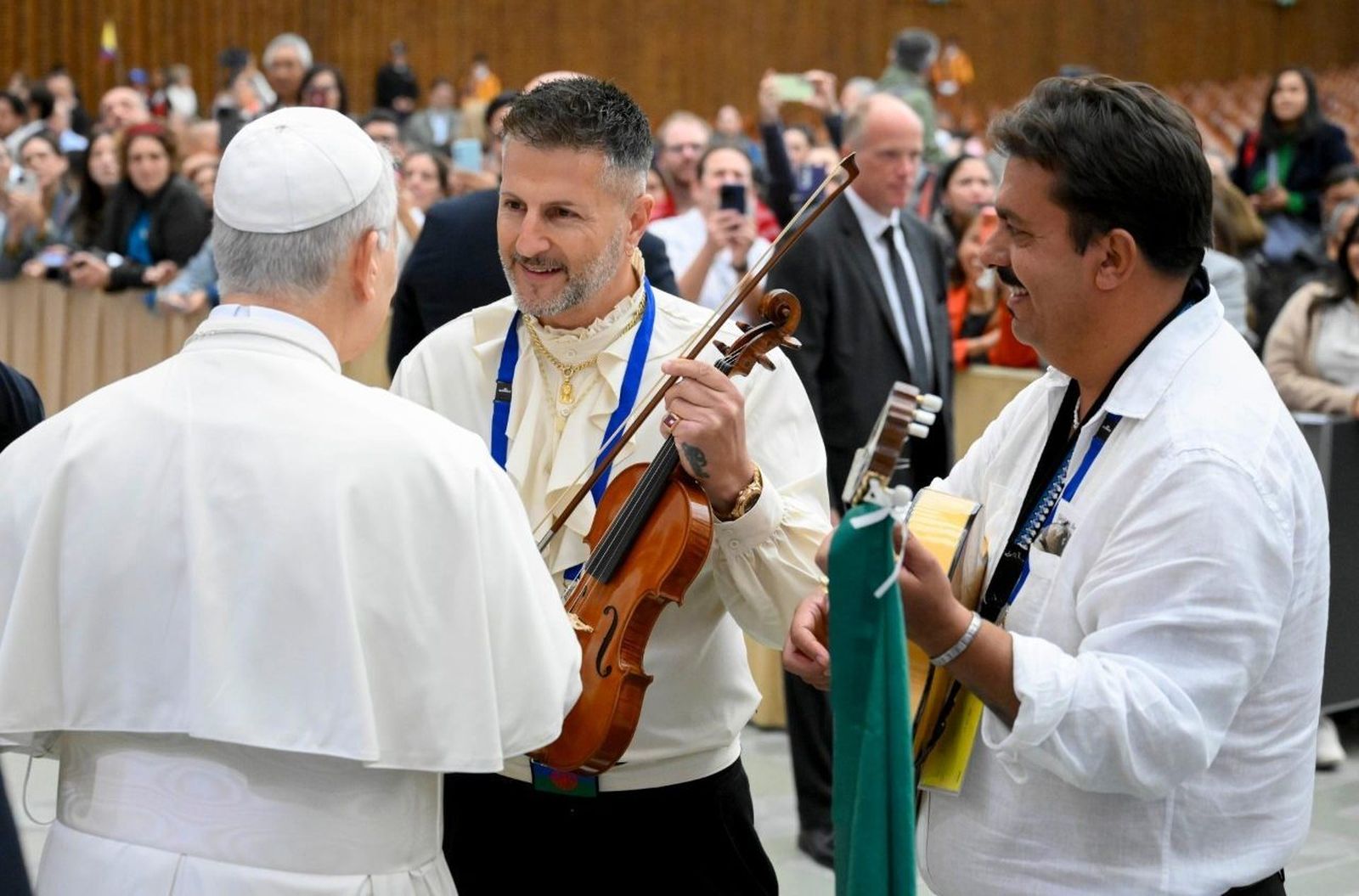 Dos participantes en el Jubileo de los romaníes, sinti y caminantes saludan a León XIV