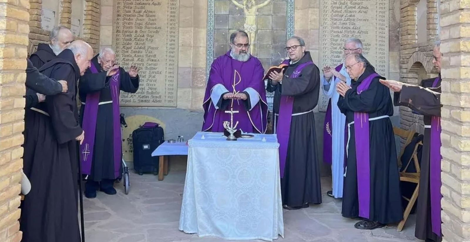 El hermano Fernando sujeta el Evangelio mientras el hermano ángel consagra el pan y el vino, en una imagen de archivo