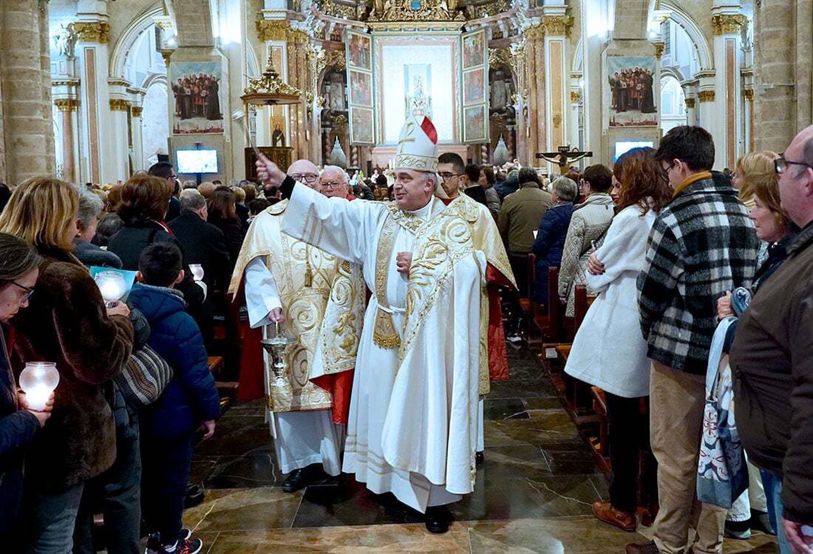 Benavent bendice a los fieles en la catedral
