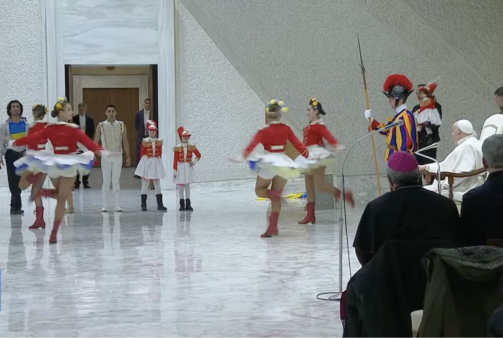 Francisco disfrutó en la audiencia con una pequeña muestra de exhibiciones circenses
