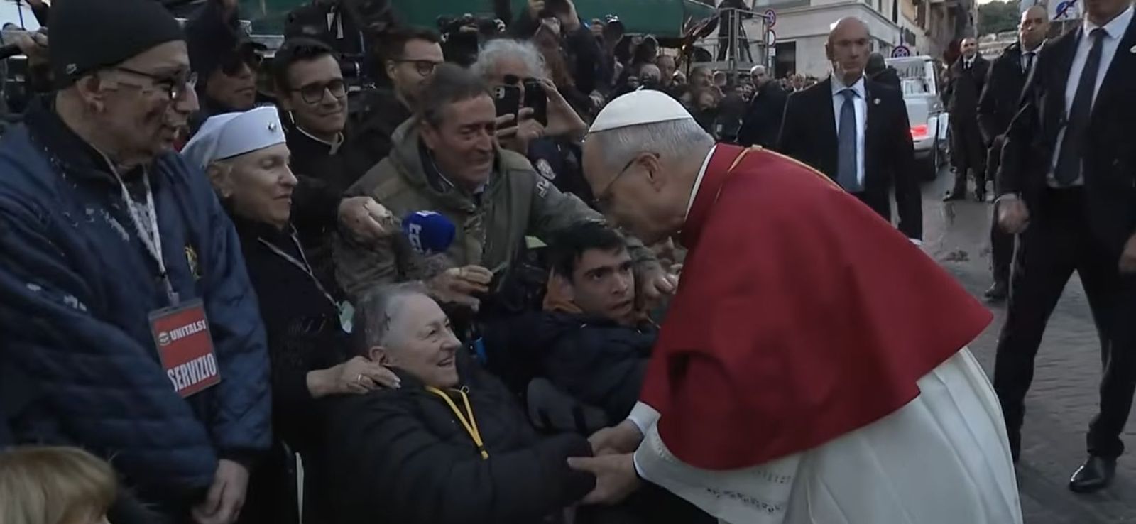 León, tras la ofrenda, con los pobres