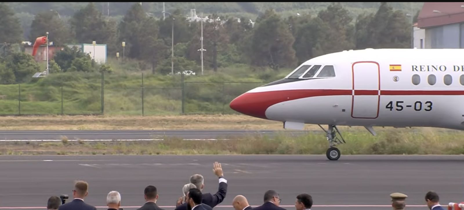 El Rey despide al Falcon en el que viaja el Papa a Roma