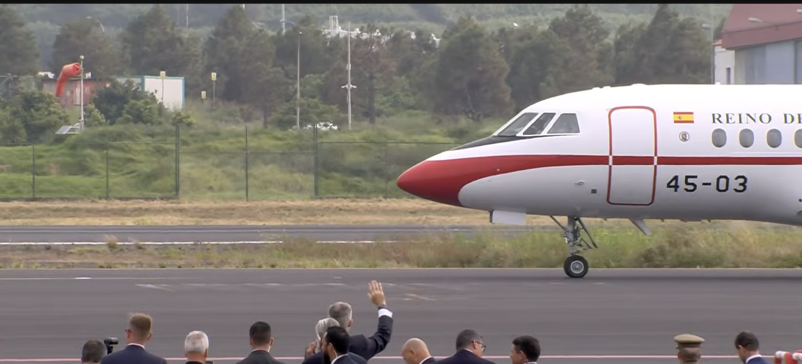 El Rey despide al Falcon en el que viaja el Papa a Roma