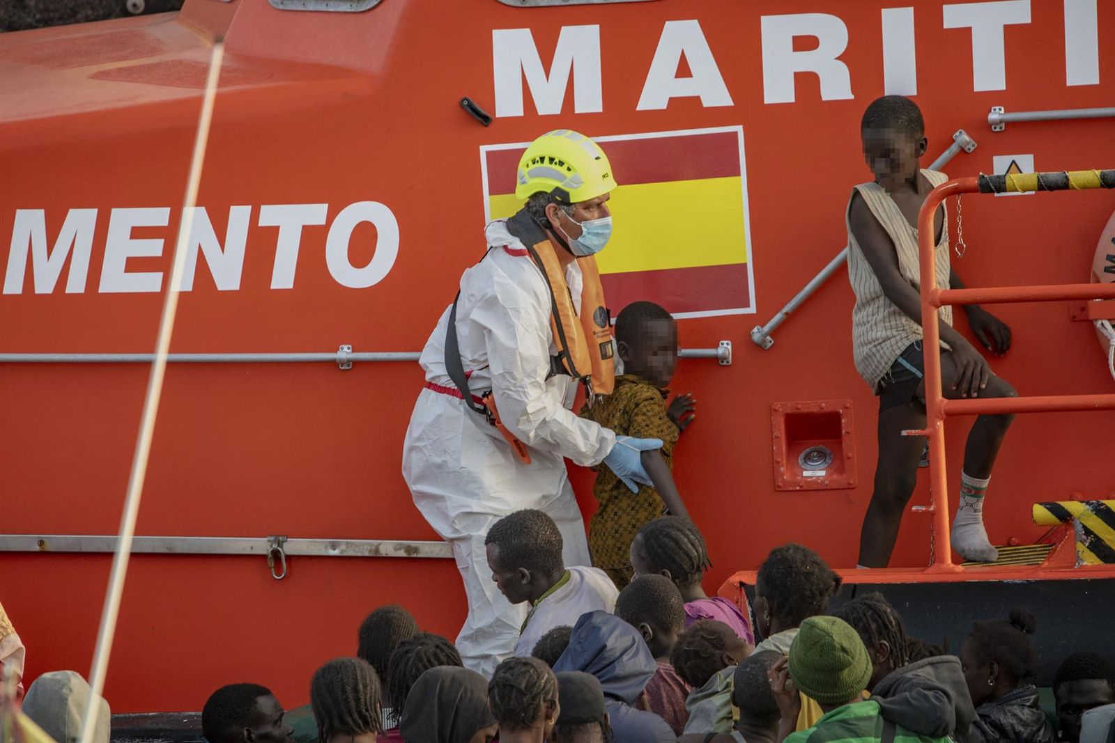 Salvamento Marítimo rescata a varios menores cerca del Puerto de la Restinga