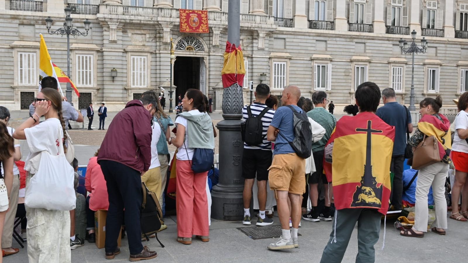 Un nostálgico del Valle espera al Papa en el Palacio Real
