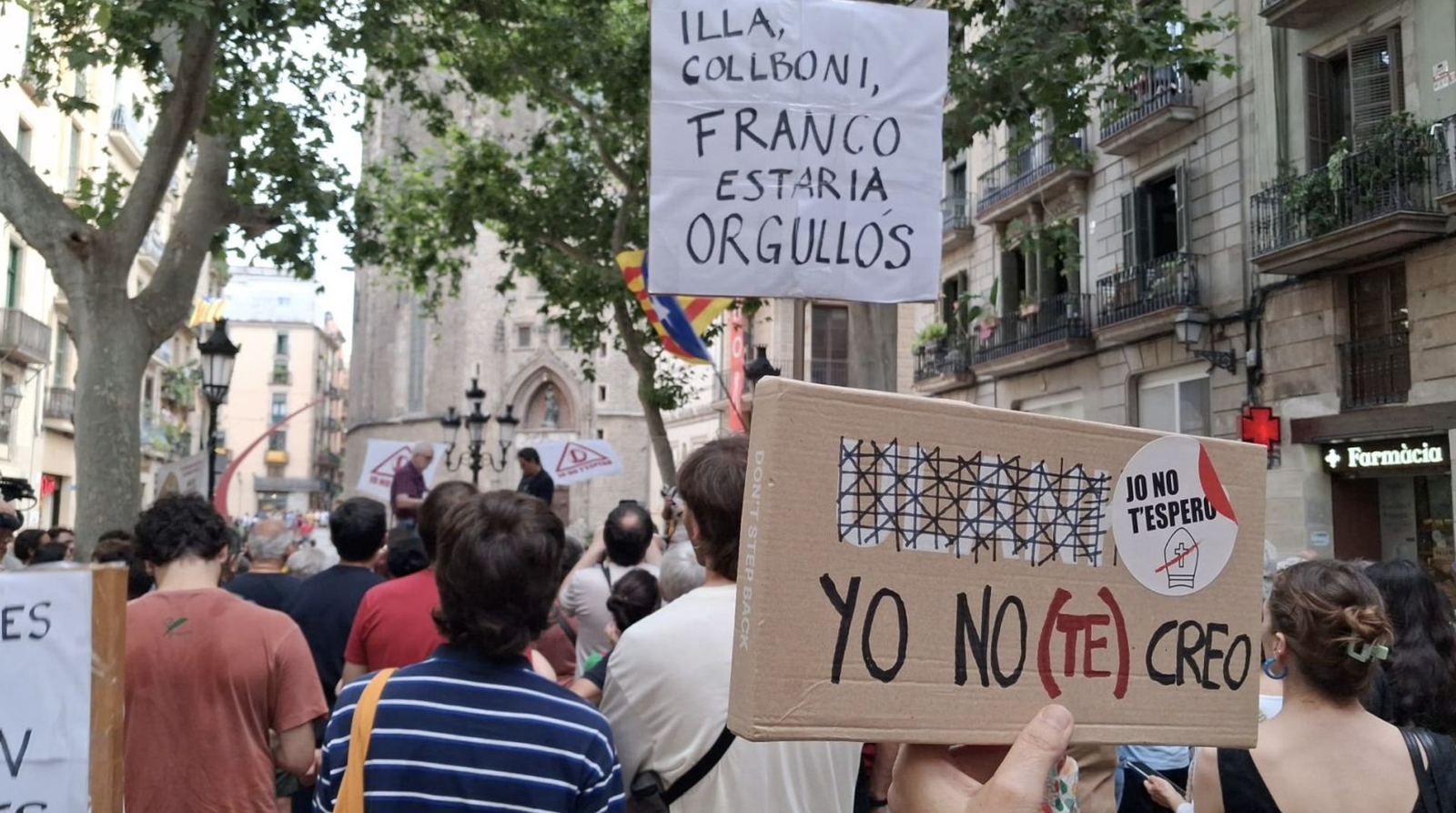Unas decenas de personas se han manifestado en Barcelona contra la visita del papa León XIV