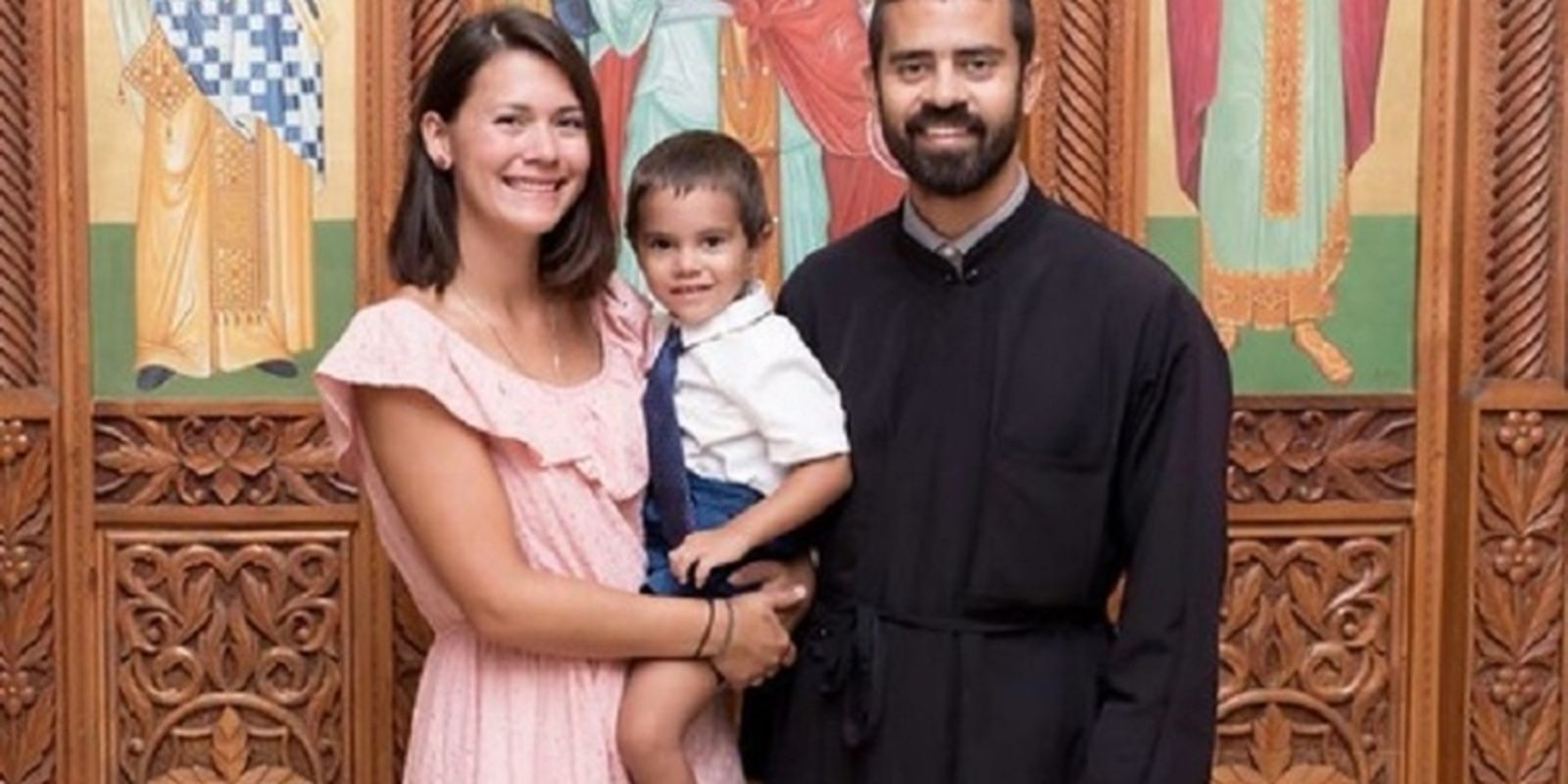 Un sacerdote oriental con su esposa y su hijo