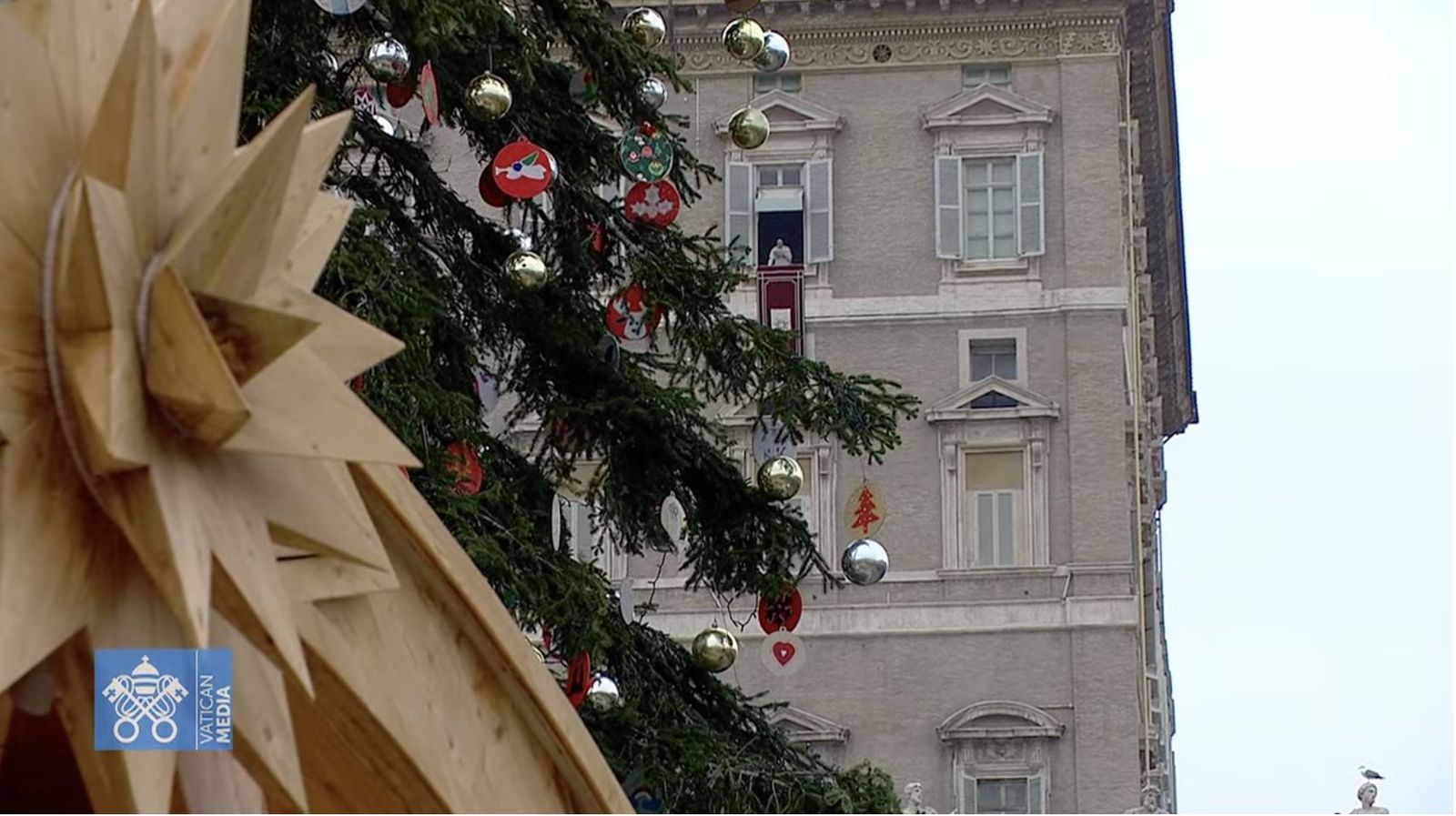 Francisco, al fondo, en el balcón del palacio apostólico
