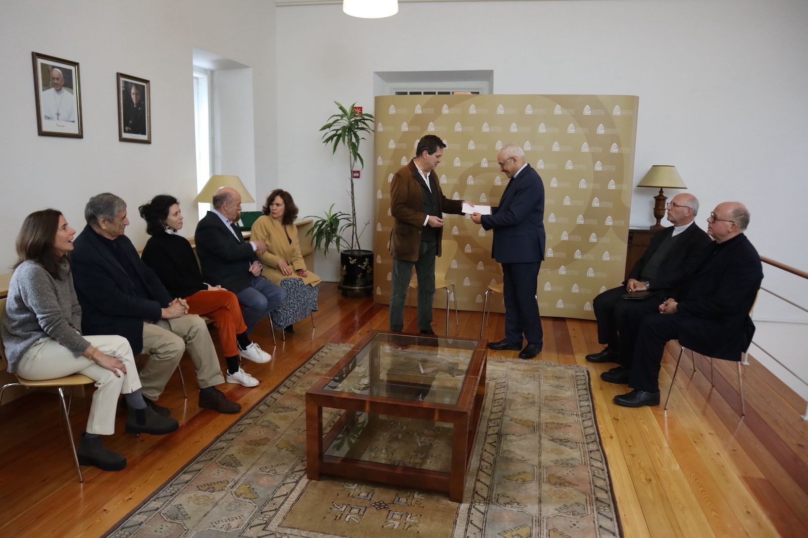 Pedro Strech enntrega al obispo José Ornelas el informe