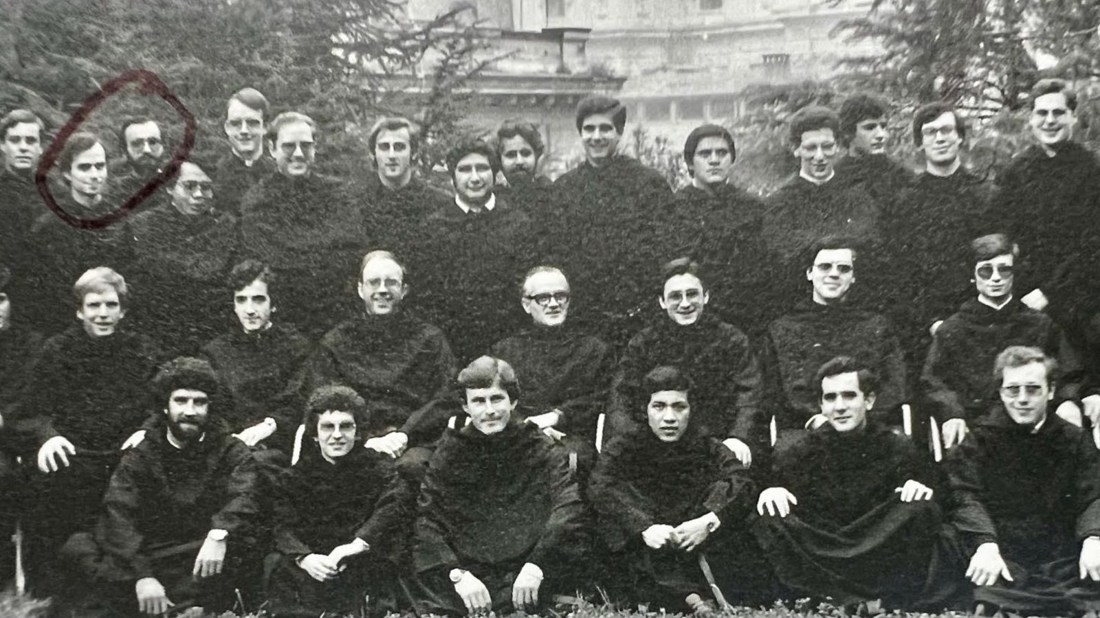 Prevost y Lazcano en una foto con sus compañeros estudiantes