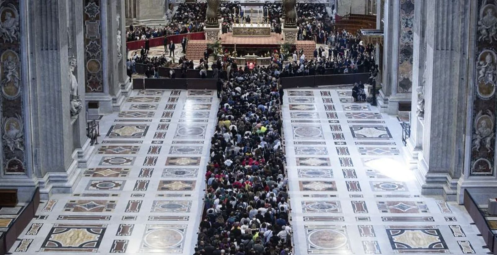 Marea de fieles en San Pedro