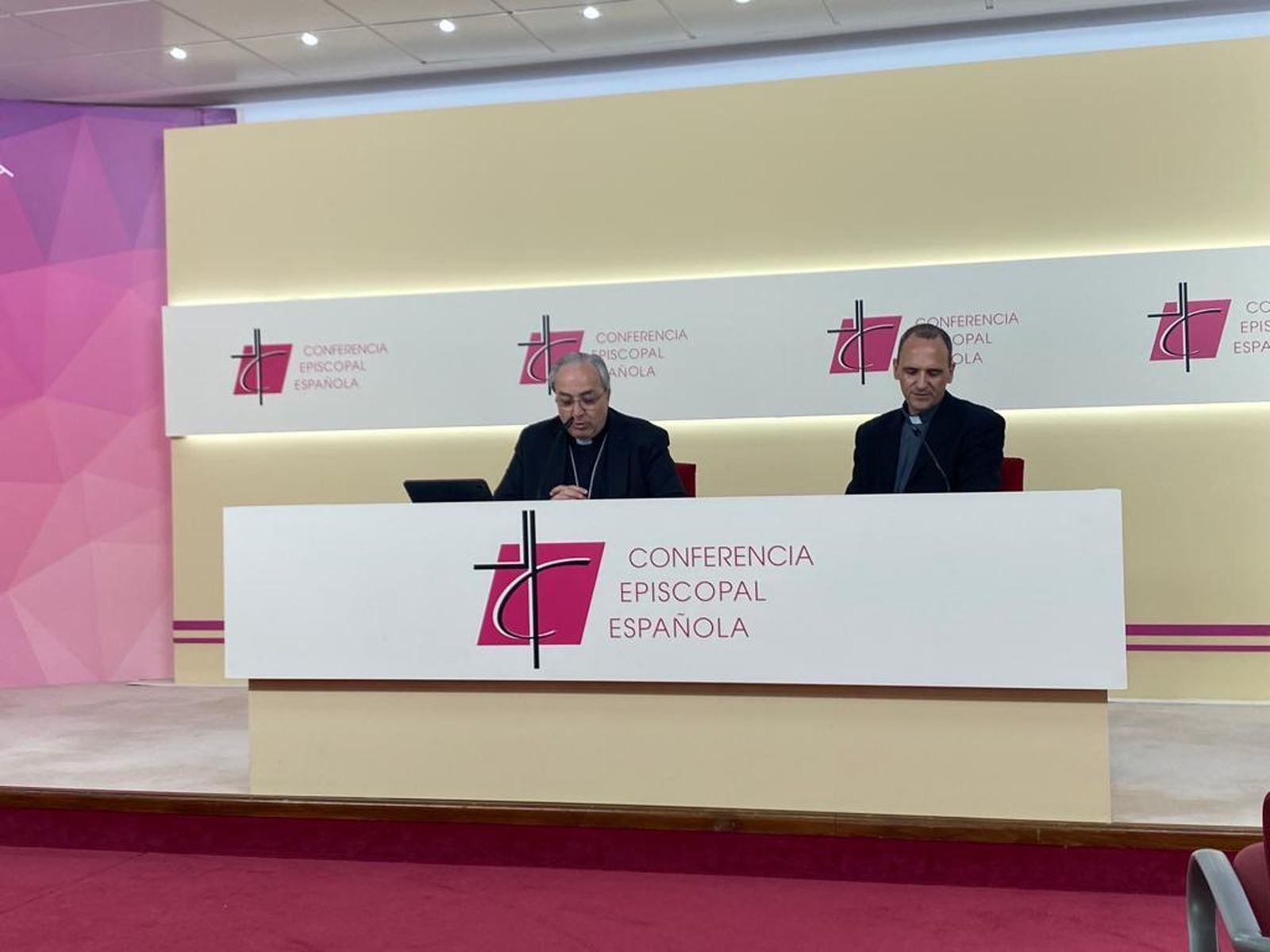 García Magán, con Josetxo Vera, en la sala de prensa de la CEE