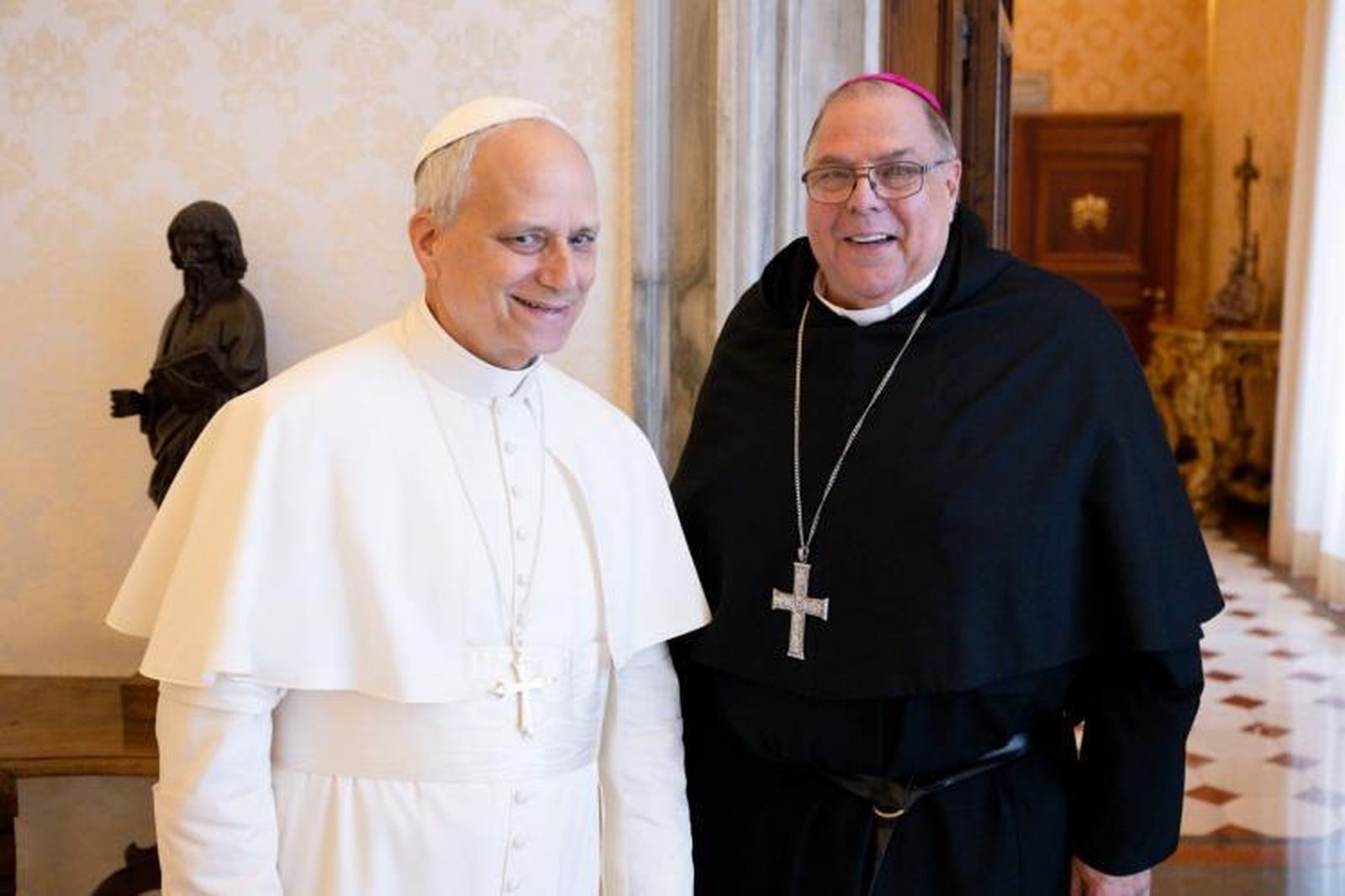 Papa León XIV y Alberto Bochatey , obispo auxiliar de La Plata