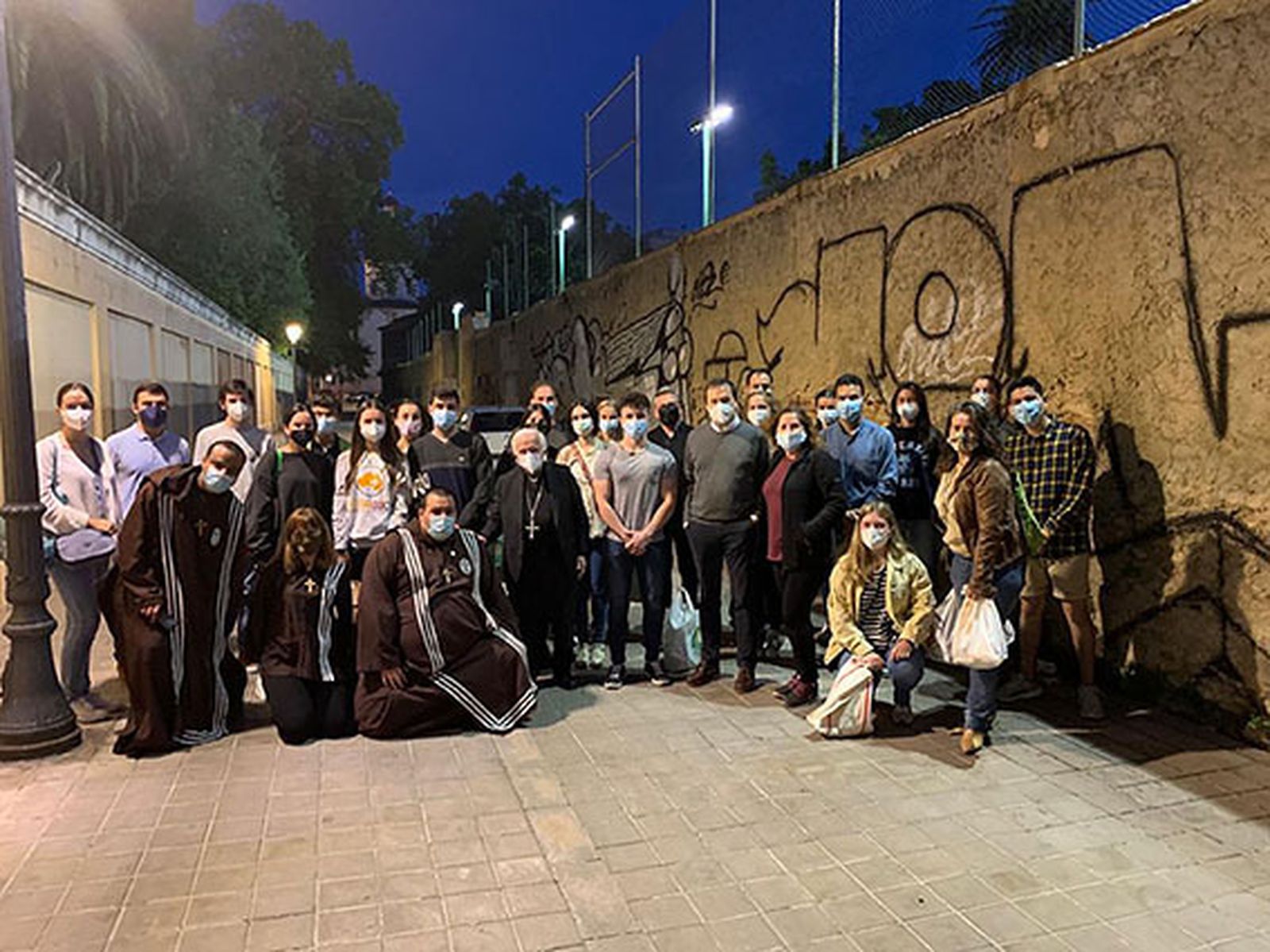 Voluntarios y cardenal