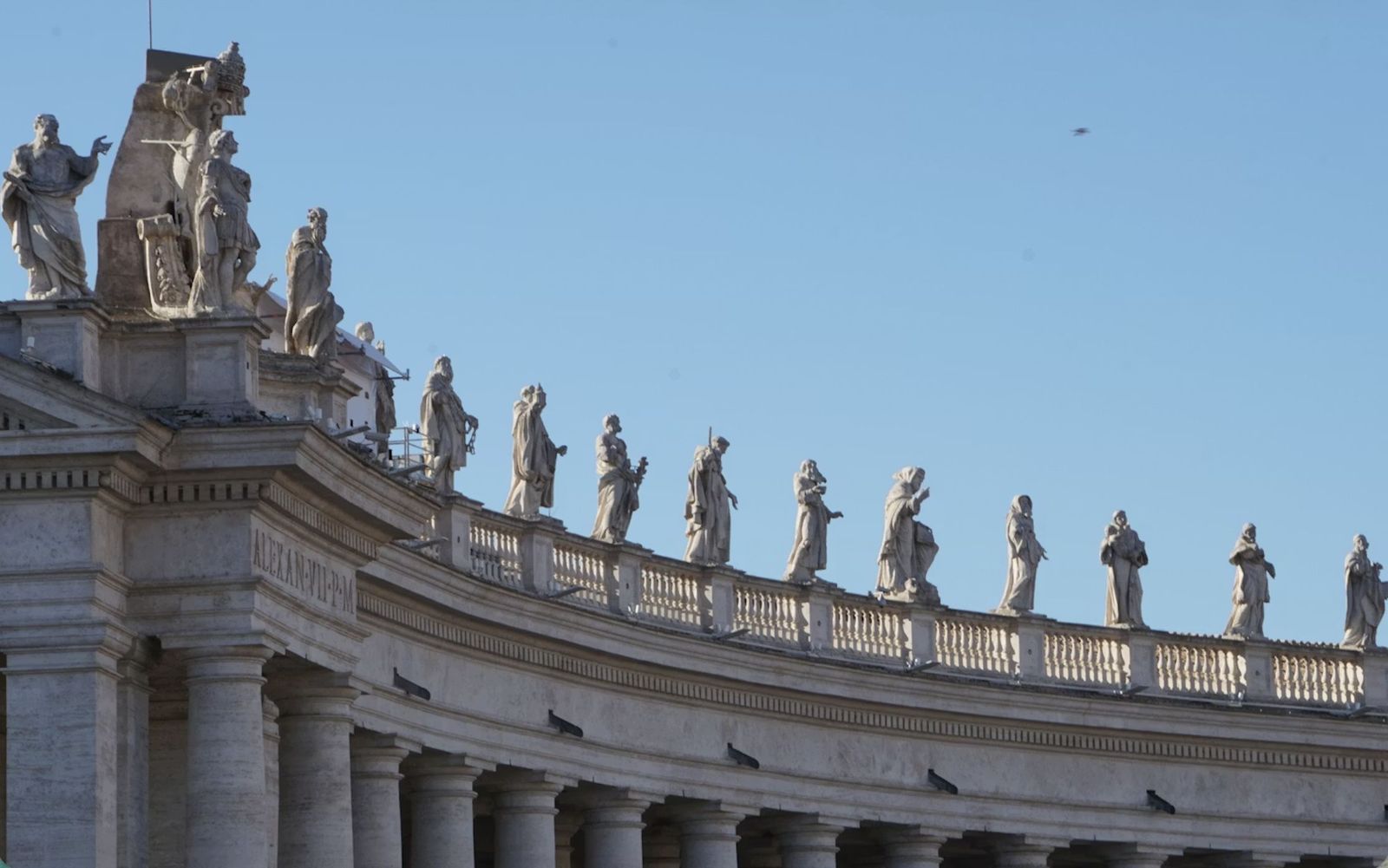 Estatuas de santos en la plaza de san Pedro