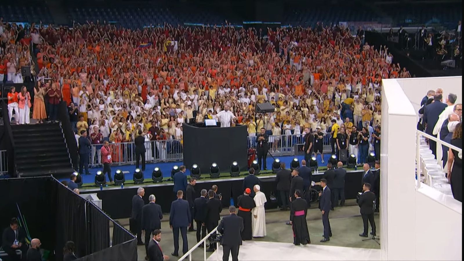 El coro de los mil, con el Papa