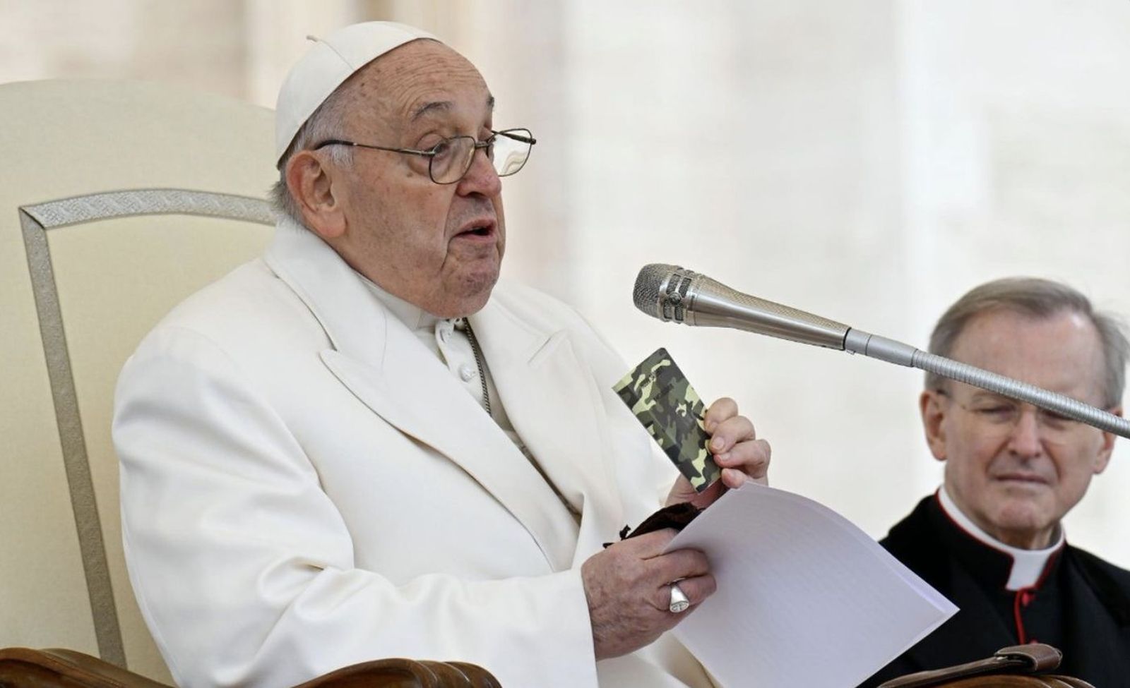 El Papa muestra el nuevo Testamento del soldado muerto en Ucrania