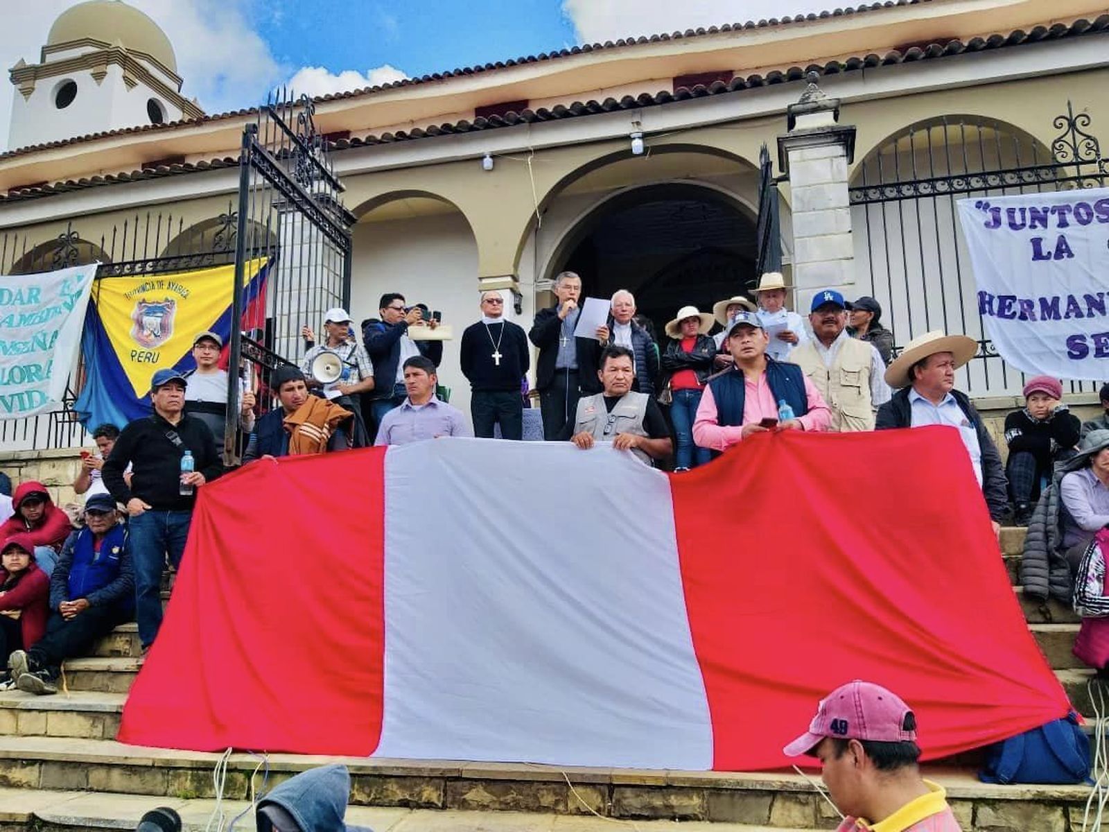 Obispos inician marcha pacífica y leen declaración conjunta