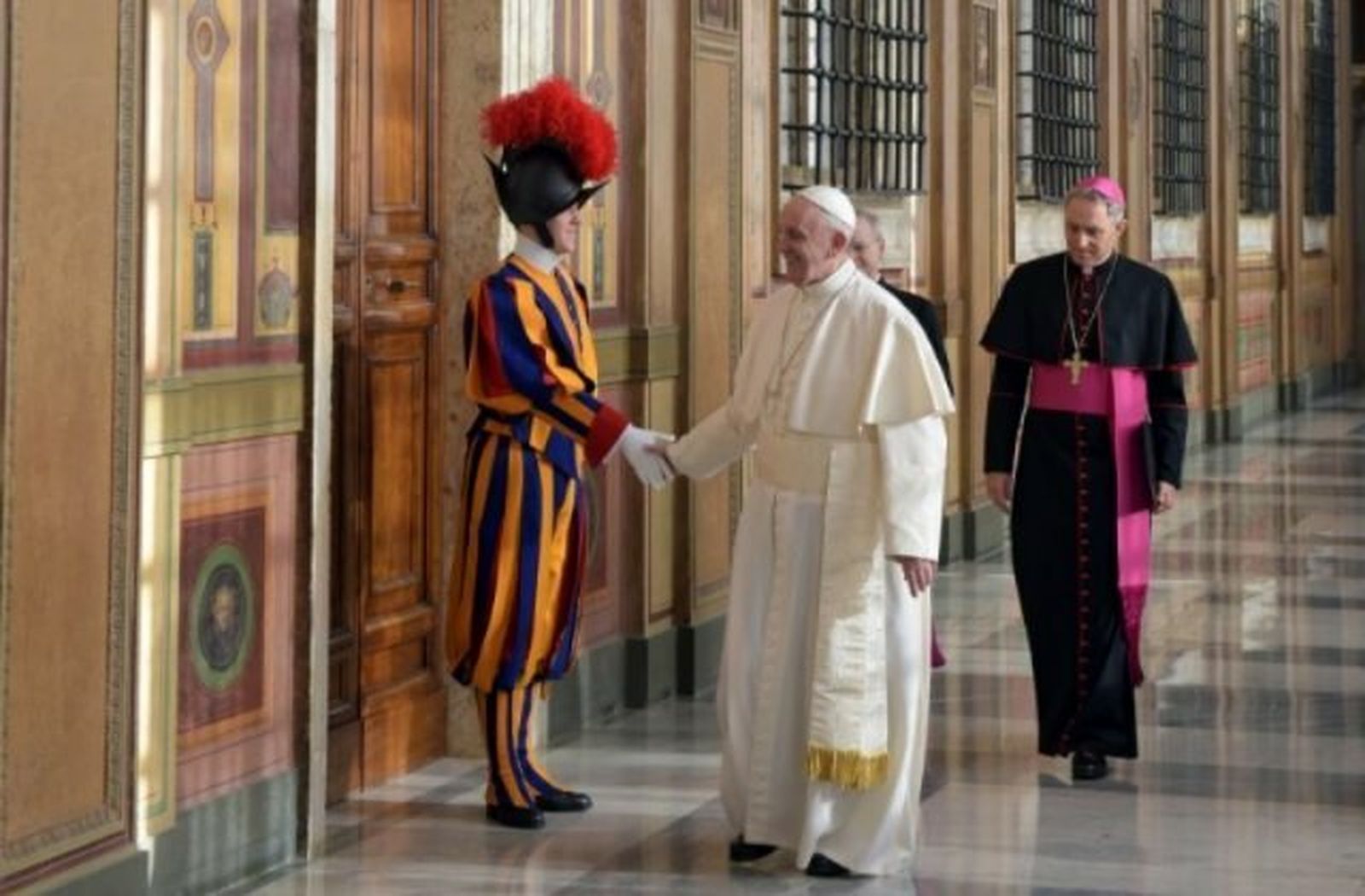 El papa saluda a un guardia suizo