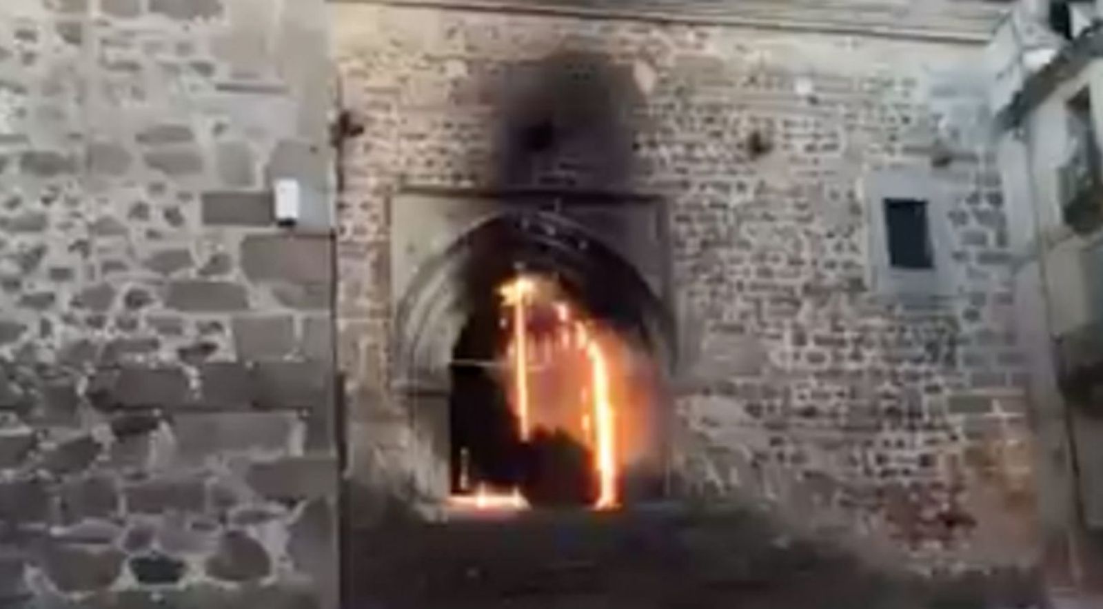 El incendio, desde la puerta de la iglesia de San Martín de Plasencia
