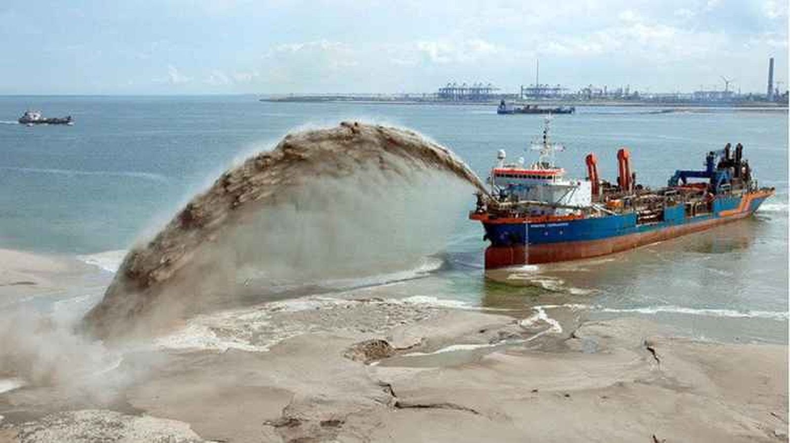 Un barco bombeando arena
