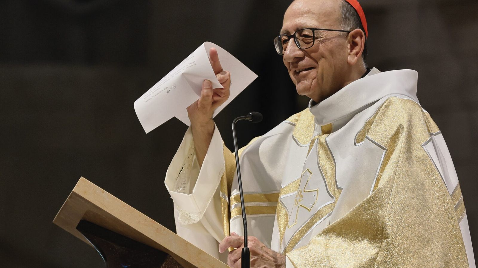 Omella muestra la carta del Papa