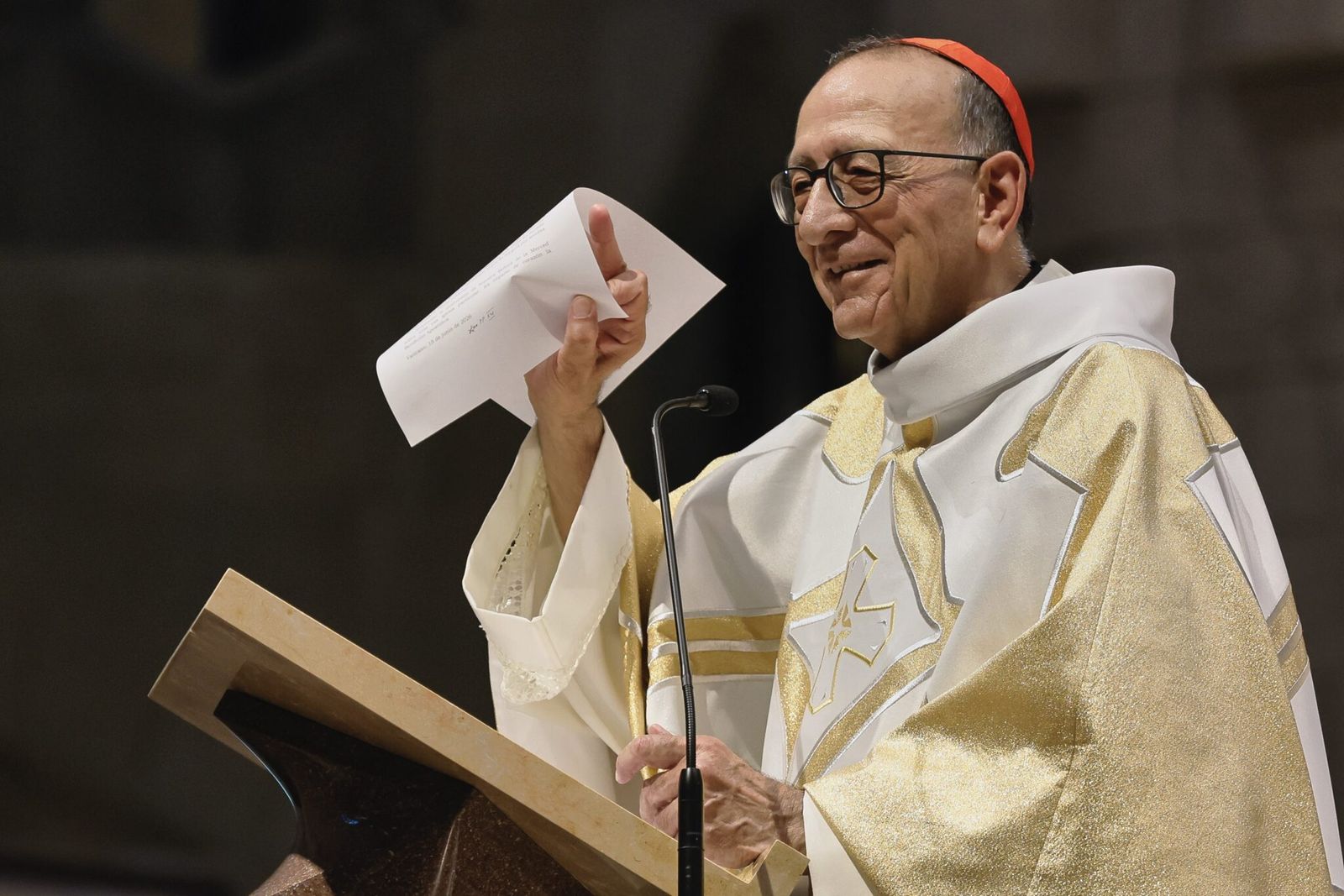 Omella muestra la carta del Papa