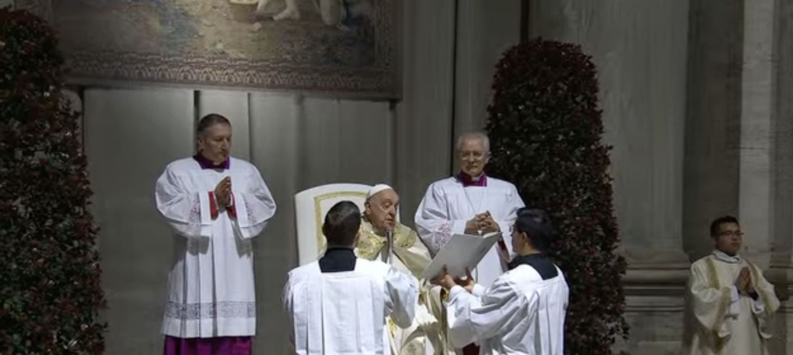 Francisco bendice la Puerta Santa