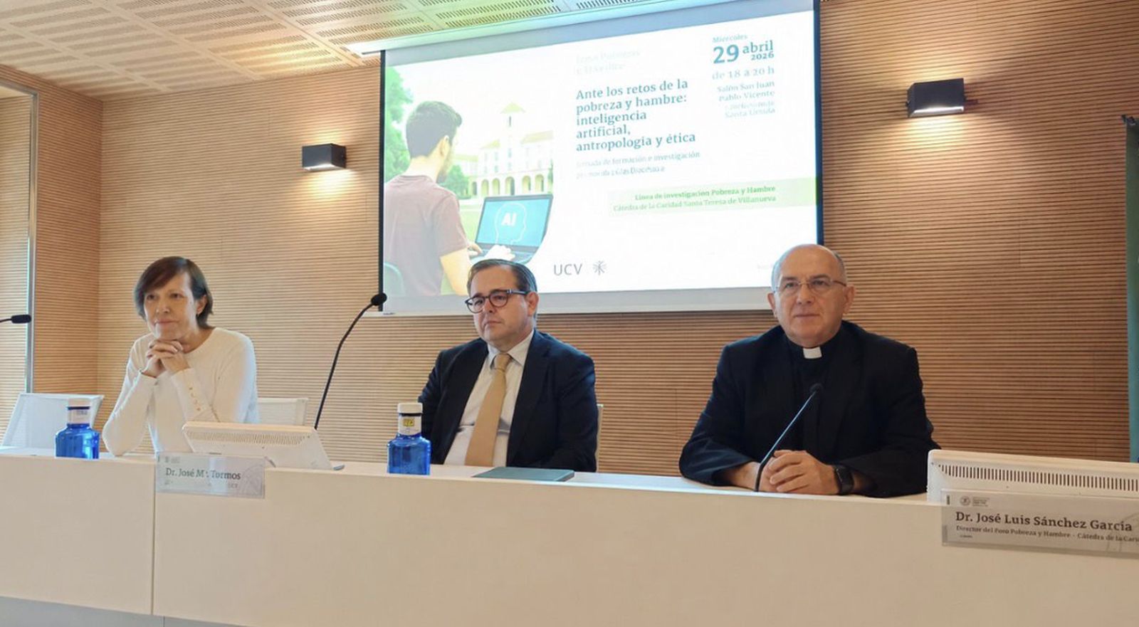 Aurora Aranda, directora de Cáritas Valencia, D. José M.ª Tormos Muñoz, vicerrector de Investigación UCV, D. José Luis Sánchez, director del Foro Pobreza y Hambre.