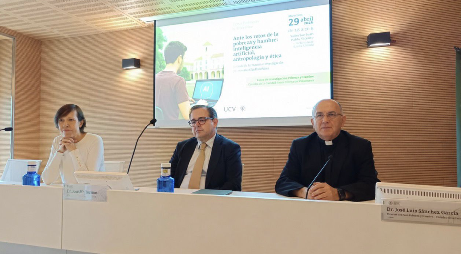 Aurora Aranda, directora de Cáritas Valencia, D. José M.ª Tormos Muñoz, vicerrector de Investigación UCV, D. José Luis Sánchez, director del Foro Pobreza y Hambre.