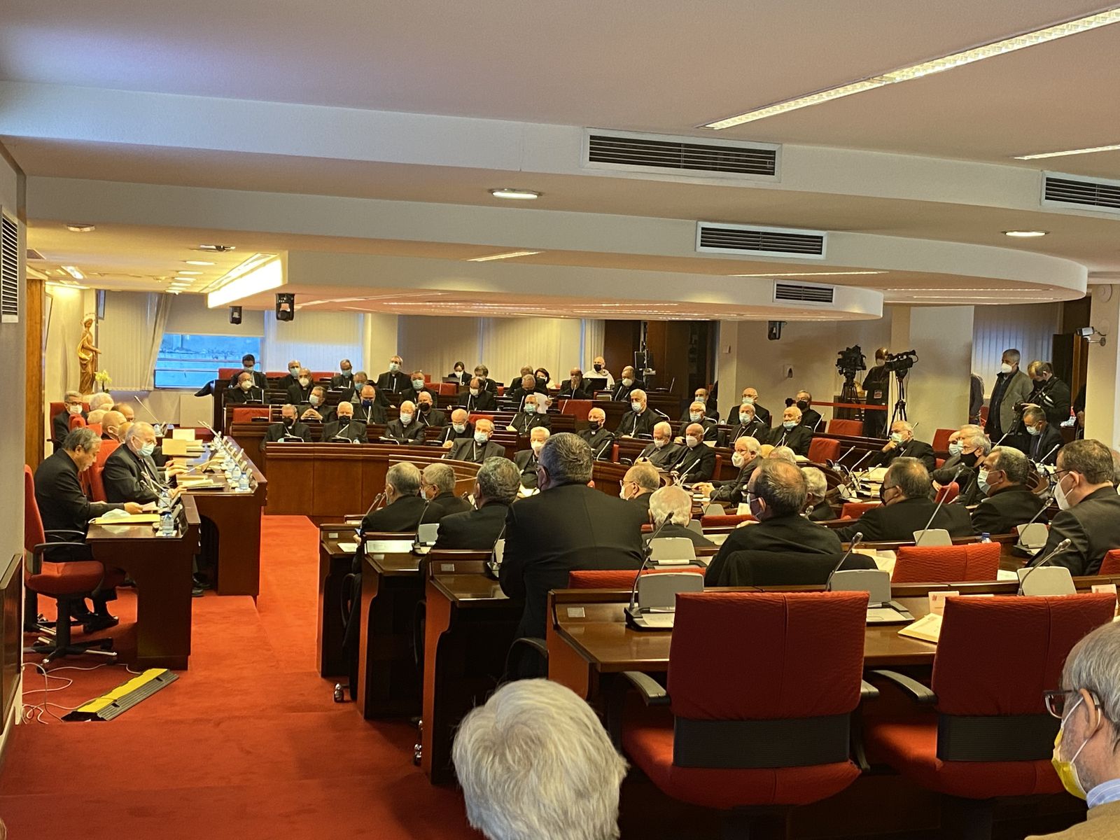 El Nuncio pide a los obispos un "testimonio contundente de que nos afecta el dolor de las víctimas"