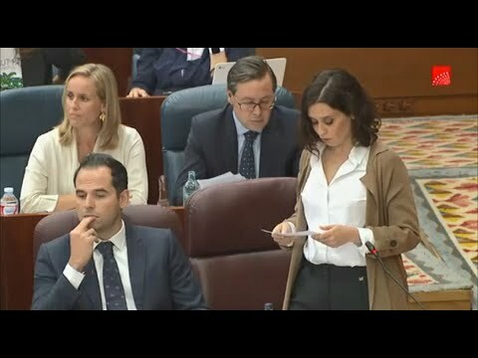 Díaz Ayuso se enreda con Franco:  "¿Qué será lo siguiente? ¿La cruz del valle? ¿Todo el valle? ¿Las parroquias del barrio? ¿Arderán como en el 36?"