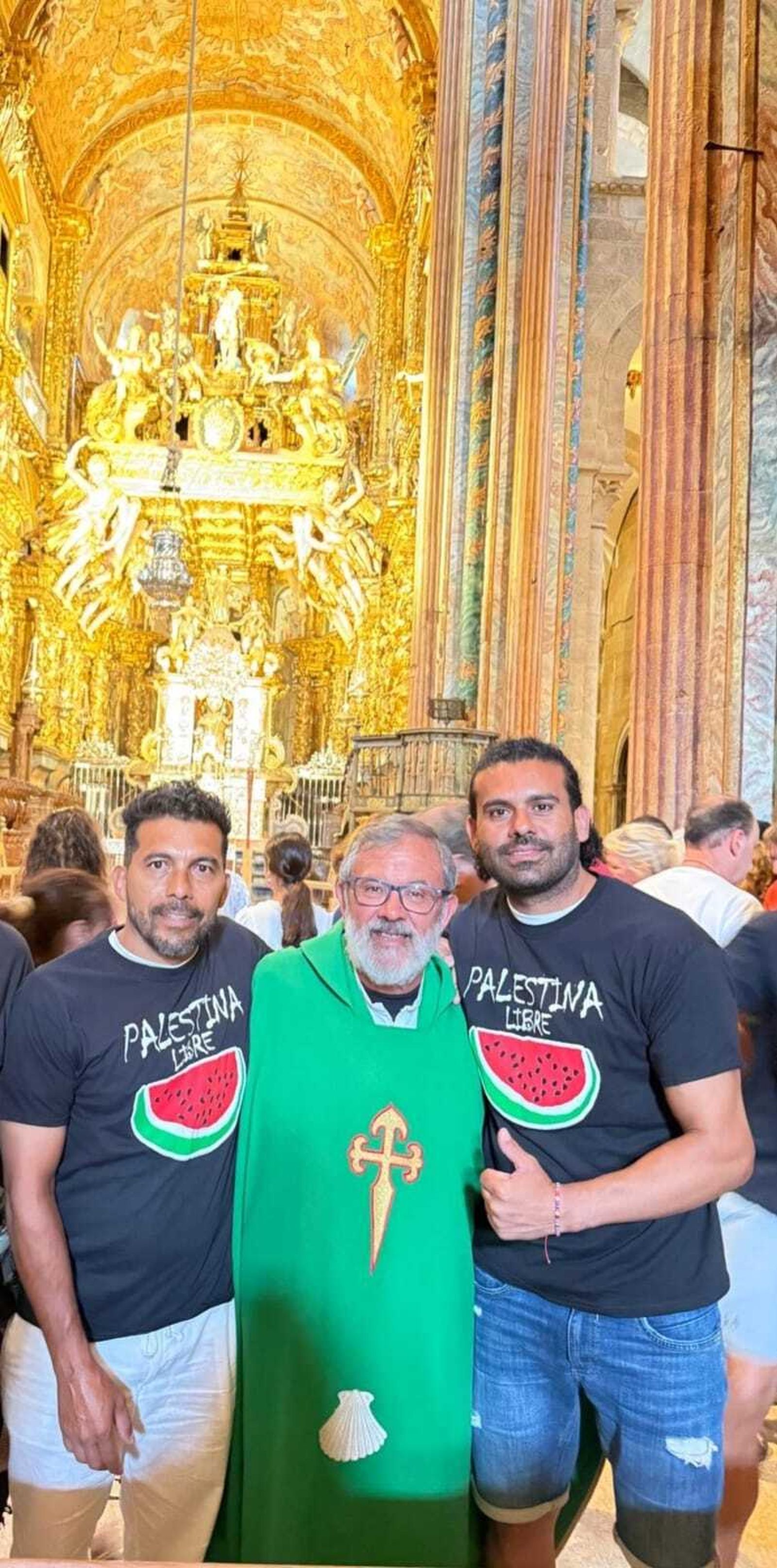 Javier y dos reclusos, en Compostela