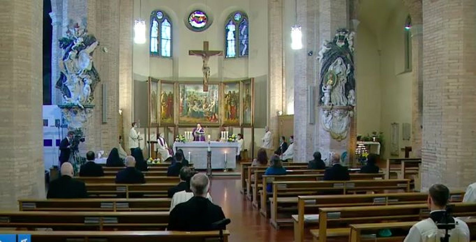 Misa en la iglesia del Cementerio Teutónico