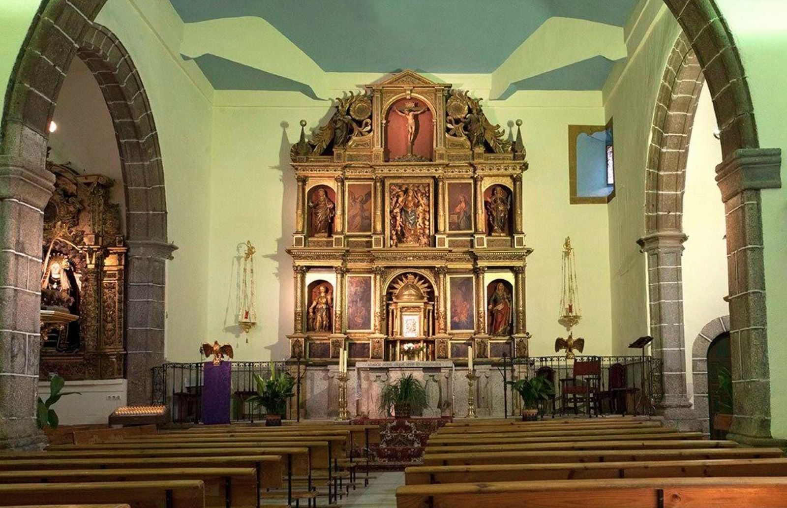 Interior dela iglesia de Santa María de la Asunción de Baños de Montemayor
