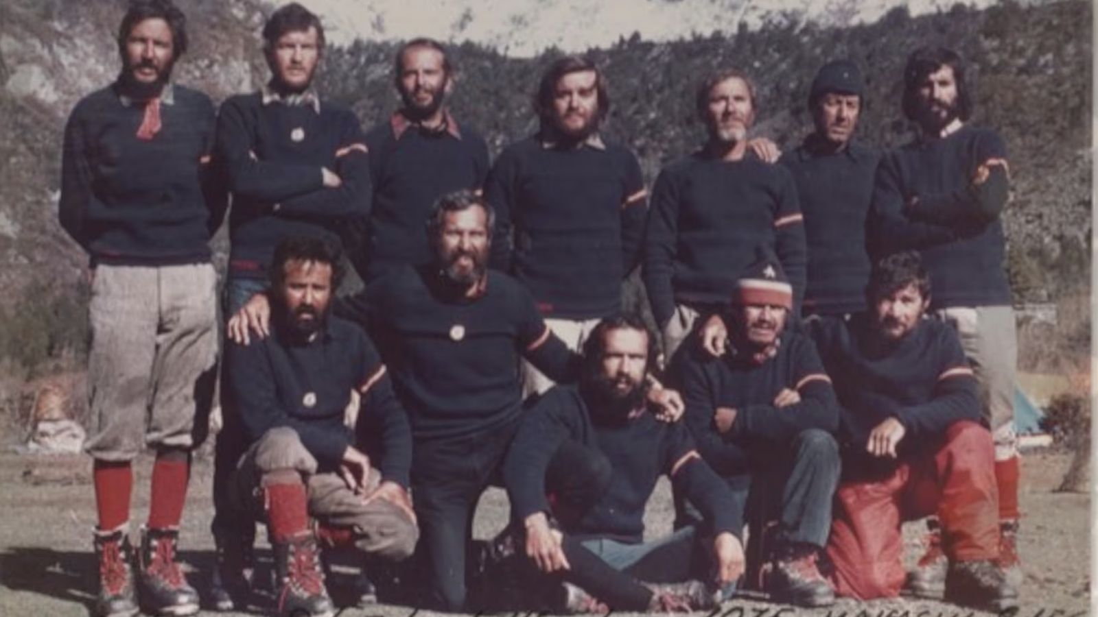 García Orts, con la expedición española que coronó el Manaslu