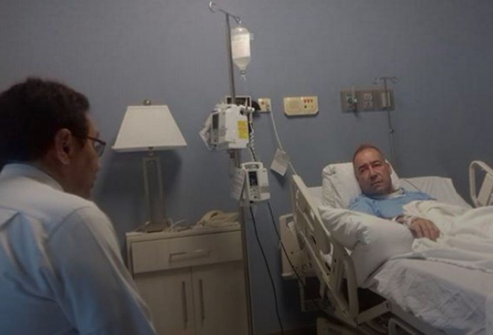 El sacerdote, visitado en el hospital