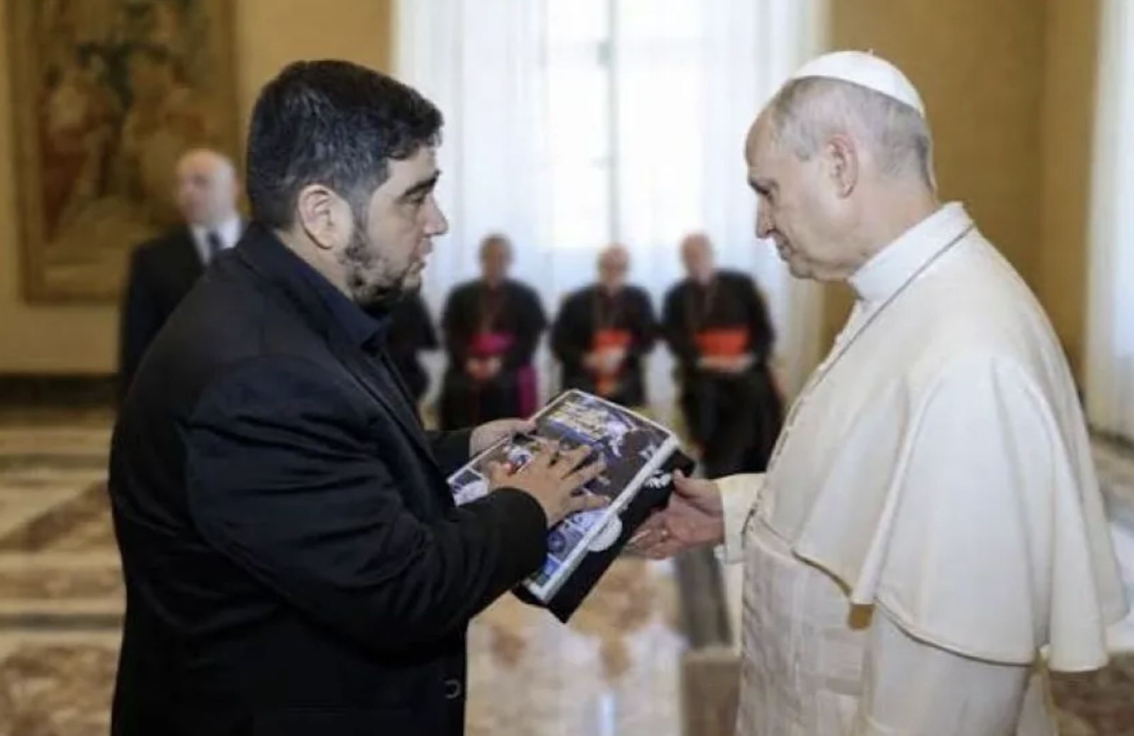 Alejandro Gramajo y León XIV en el Vaticano