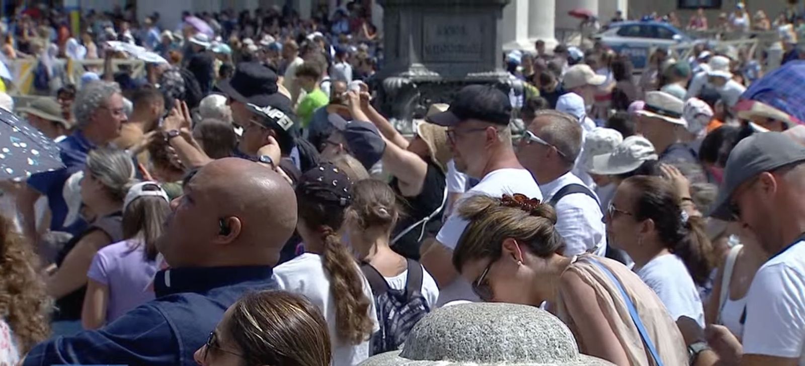 Fieles en la plaza de San Pedro