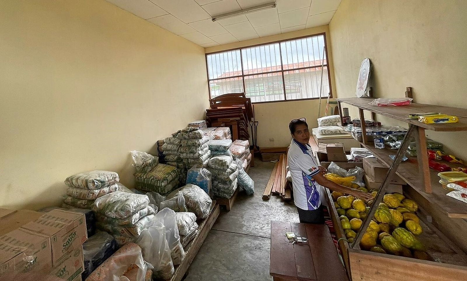 Doña Juanita en la despensa del internado de Islandia