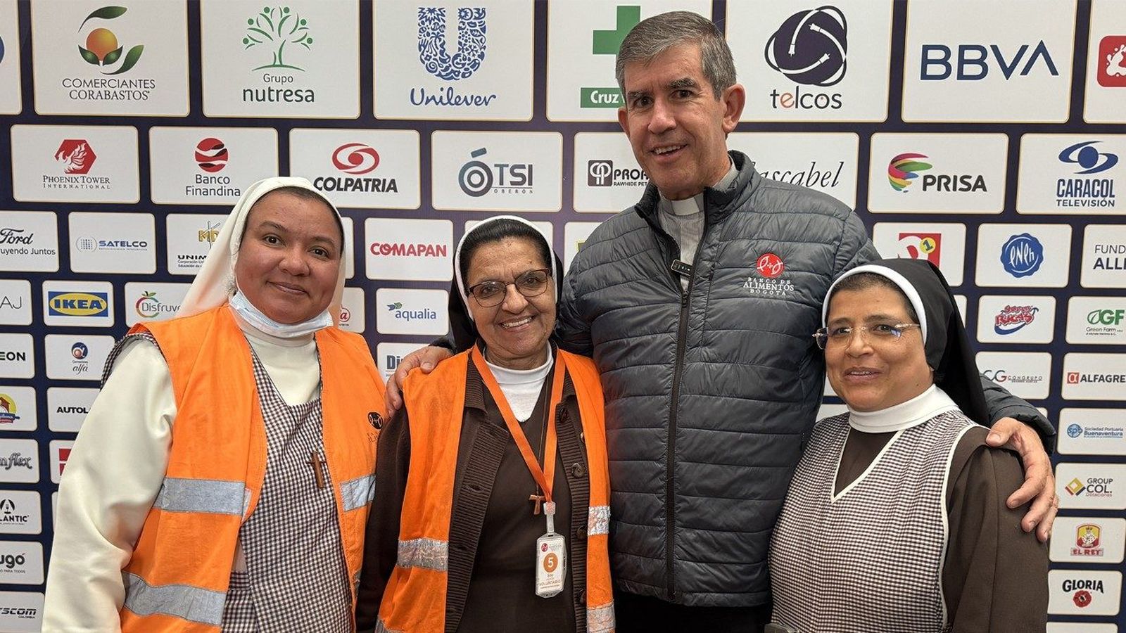 El padre Saldarriaga y algunas religiosas voluntarias del Banco de Alimentos