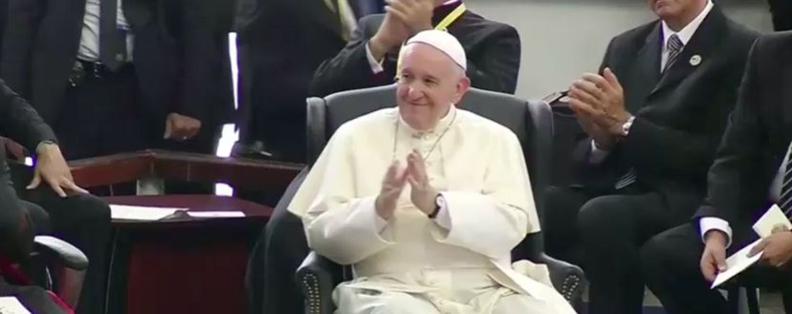 Francisco aplaude a los jóvenes