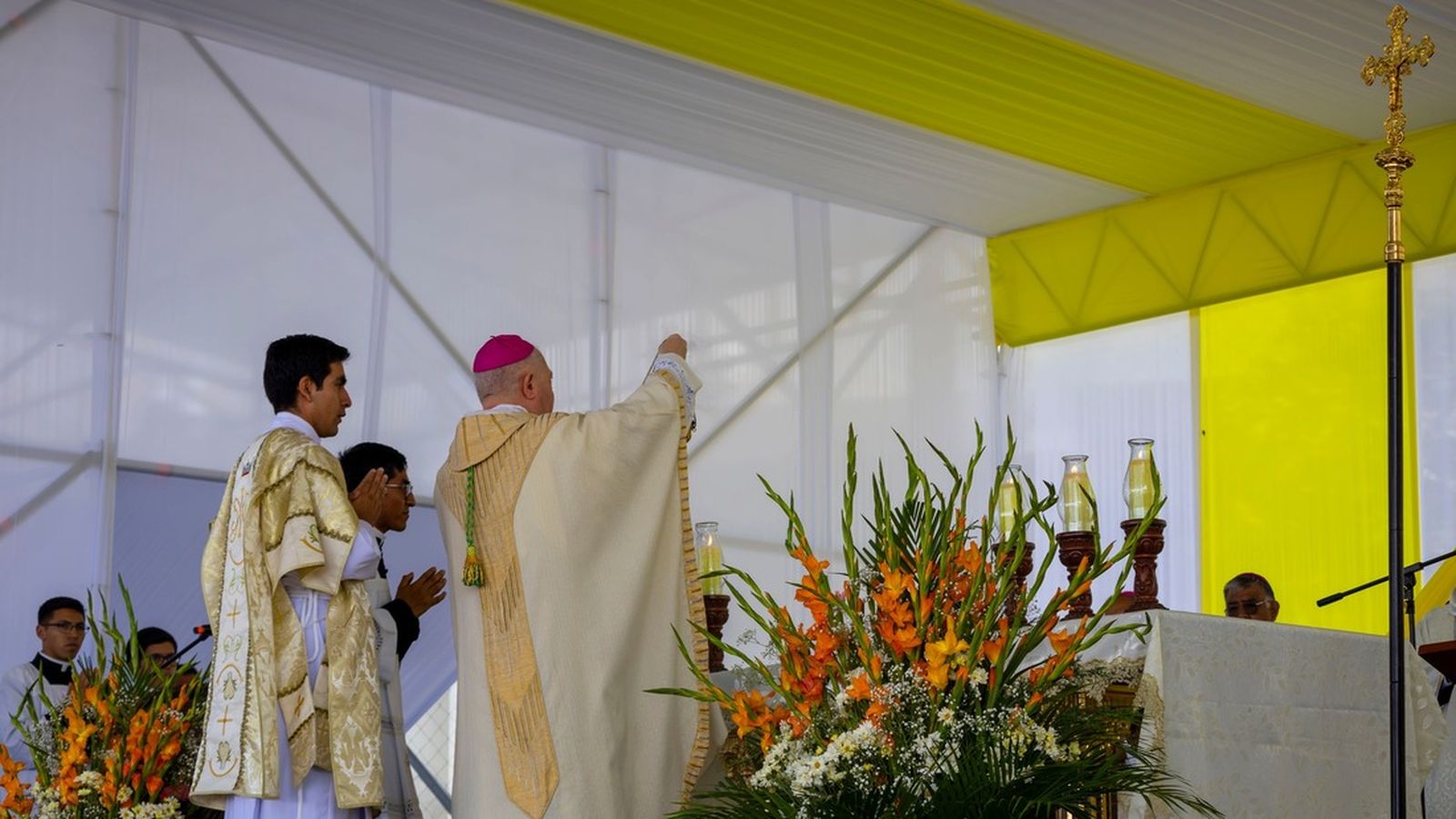 Paolo Rocco, Nuncio Apostólico en Perú iniciensa el altar